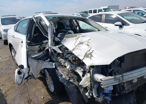 2014 Ford Fusion Energi Titanium z USA, uszkodzony, nr VIN 3FA6P0SU6ER382909